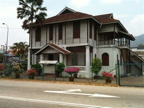 There's more to life: 1906 Raub Police Station and Mona Fandey